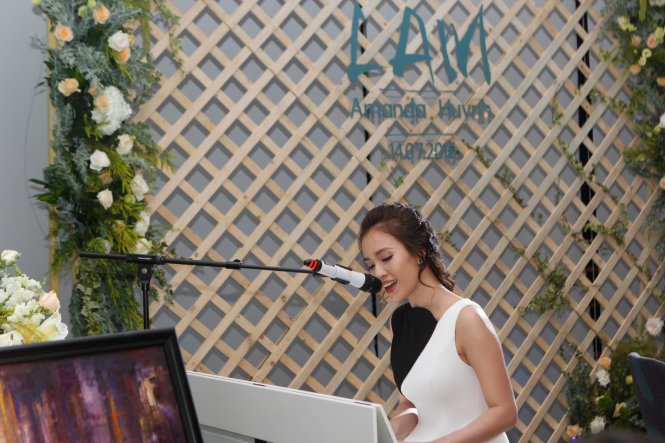 Ca sĩ Phan Lê Ái Phương mang đến chương trình chút không khí ngọt ngào bằng một ca khúc do cô tự sáng tác - Ảnh Thành Nhân