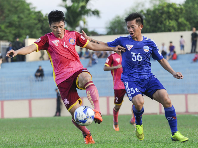 Một pha bóng trong trận QNK Quảng Nam hòa Sài Gòn 3-3. Ảnh: Anh Hoàng