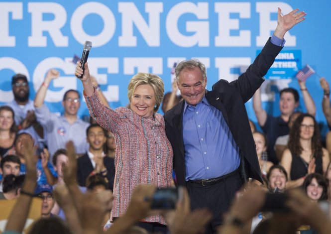 Ứng cử viên Hillary Clinton (trái) và thượng nghị sĩ Tim Kaine - Ảnh: AFP