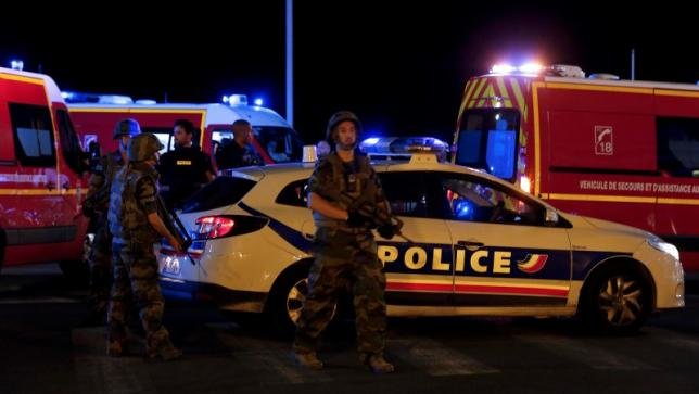 Binh sĩ Pháp được triển khai tới hiện trường sau vụ tấn công ở thành phố Nice tối ngày 14-7. Ảnh: Reuters
