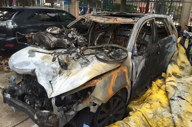 Chiếc ôtô do Lê Thành Lộc cầm lái và xe máy của nạn nhân đều bị cháy rụi - Ảnh: NGỌC KHẢI