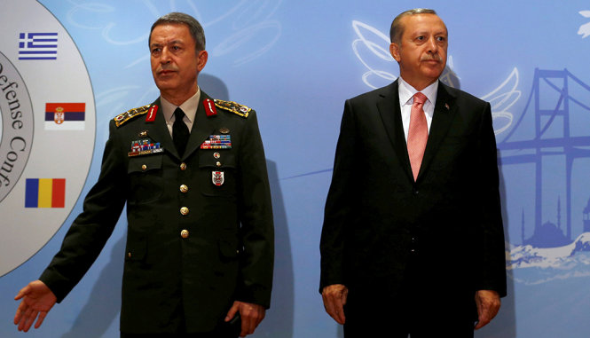 Tướng Akar (trái) và tổng thống Erdogan - Ảnh: REUTERS