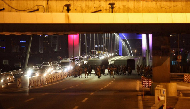 Quân đảo chính chặn đường lên cầu bắc qua vịnh Bosphorus - Ảnh: REUTERS