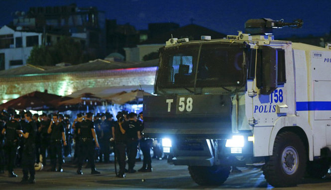 Lực lượng cảnh sát vẫn trung thành với tổng thống Erdogan, được triển khai dày đặc ở khắp nơi - Ảnh: REUTERS