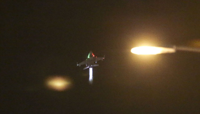 Máy bay tiêm kích trên bầu trời Ankara - Ảnh: REUTERS
