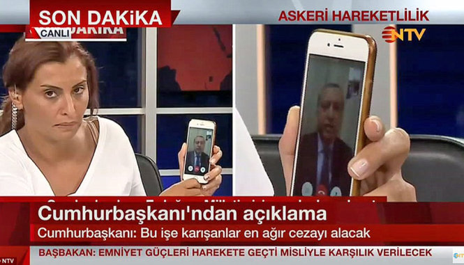 Tổng thống Erdogan dùng Face Time để kêu gọi người dân - Ảnh: AP
