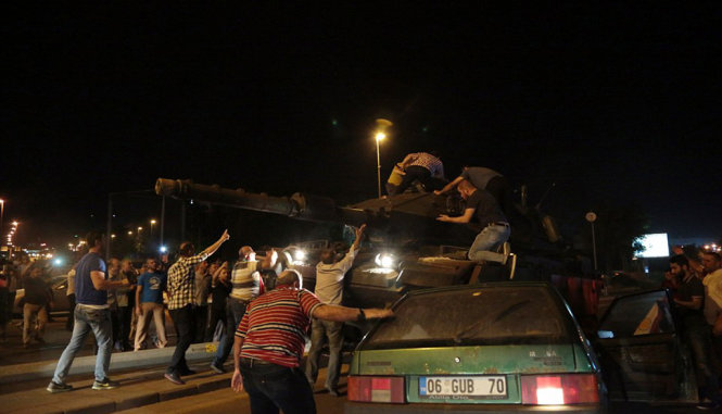 Người dân Thổ Nhĩ Kỳ vây quanh và chặn các xe tăng của quân đảo chính - Ảnh: REUTERS