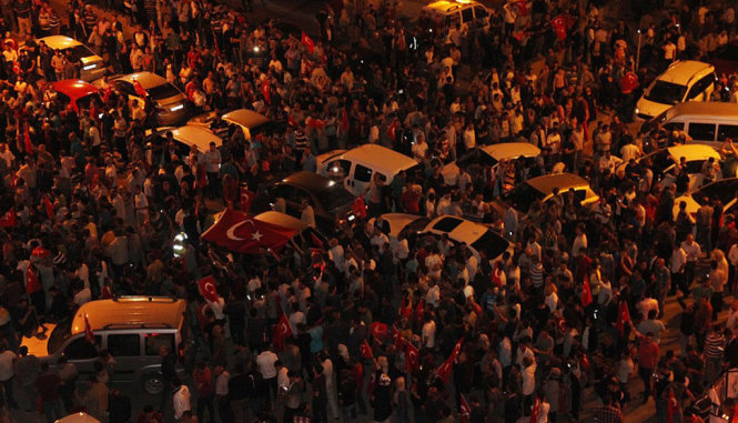 Người dân Thổ Nhĩ Kỳ đổ ra đường phản đối vụ đảo chính - Ảnh: AP