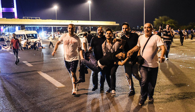 Một người bị thương trong cuộc đảo chính - Ảnh: REUTERS