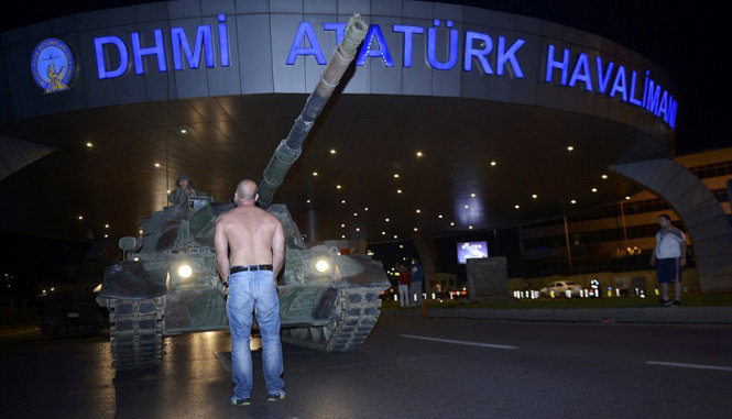 Một người đứng trước đầu xe tăng để ngăn lực lượng đảo chính chiếm sân bay Ataturk tại Istanbul - Ảnh: REUTERS