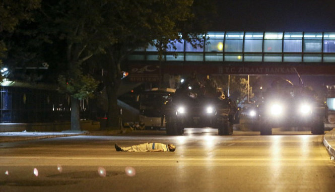 Tại một nơi khác, một người cũng nằm giữa đường để chặn xe tăng của quân đảo chính - Ảnh: REUTERS