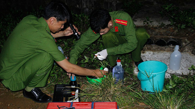 Cảnh sát Môi trường lấy mẫu nước thải từ công ty xả ra môi trường - Ảnh: ĐỨC HUY