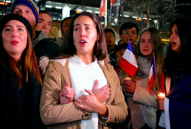 Cộng đồng người Pháp tại Sydney (Úc) đã không thể cầm được nước mắt khi biết tin về sự kiện khủng bố xảy ra tại Nice - Ảnh: Reuters