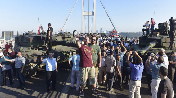 Nhiều người đã tranh thủ “tự sướng” sau khi các binh sĩ đảo chính trên cầu Bosphorus đầu hàng cảnh sát - Ảnh: Reuters