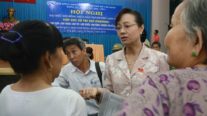 Đại biểu Nguyễn Thị Quyết Tâm nói chuyện với cử tri quận Thủ Đức - Ảnh: VŨ THỦY