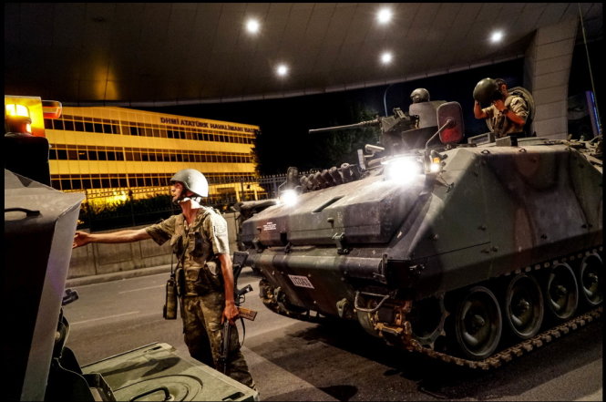 Binh sĩ Thổ Nhĩ Kỳ và xe tăng chuẩn bị tiến vào sân bay Ataturk ở Istanbul - Getty Images