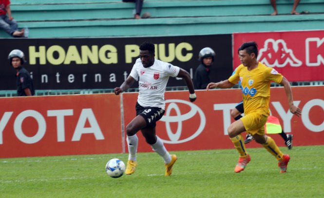 Một pha bóng trong trận Long An (trái) thua Thanh Hóa 0-1. Ảnh: HOÀI ANH