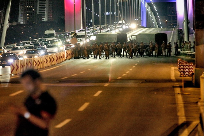 Quân đội phong tỏa cầu Bosporus ở Isanbul - Ảnh: Getty Images