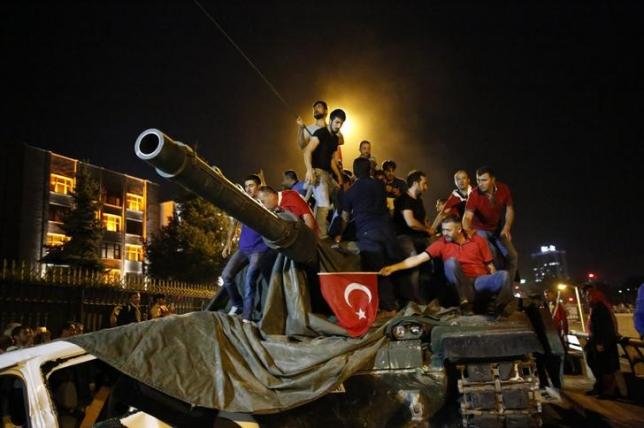 Người dân đứng trên chiếc xe tăng Thổ Nhĩ Kỳ tại Ankara ngày 16-7 - Ảnh: Reuters