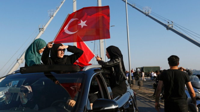 Hai phụ nữ vui mừng vẫy cờ Thổ Nhĩ Kỳ sau khi quân đảo chính đầu hàng - Ảnh: REUTERS
