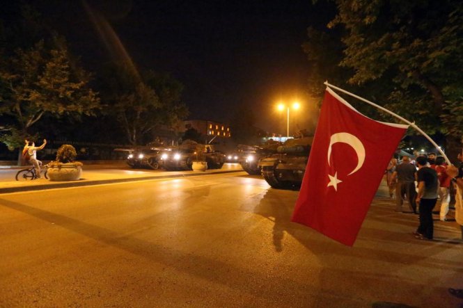 Rạng sáng ngày 16-7, lự​c ​lượng đảo chính tiến vào thủ đô Ankara và thành phố Istanbul. Xe tăng của phe đảo chính xuất hiện tại các vị trí trọng yếu ở thủ đô - Ảnh: REUTERS
