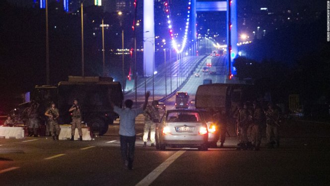 Tại Istanbul, lực lượng đảo chính triển khai nhiều binh sĩ án ngữ và phong tỏa hoàn toàn cầu Bosphorus, cây cầu chiến lược nối hai phần lãnh thổ châu Âu và châu Á của Thổ Nhĩ Kỳ - Ảnh: REUTERS