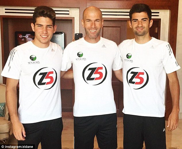 Zidane (giữa)và 2 cậu con trai Luca (trái) và Enzo.