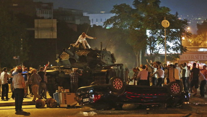Sự xuất hiện của lực lượng đảo chính tại Ankara đã vấp phải sự phản đối của người dân. Một số người đã lấy thân mình cản đường xe tăng, góp phần vào việc làm chậm bước tiến của lực lượng đảo chính - Ảnh: REUTERS