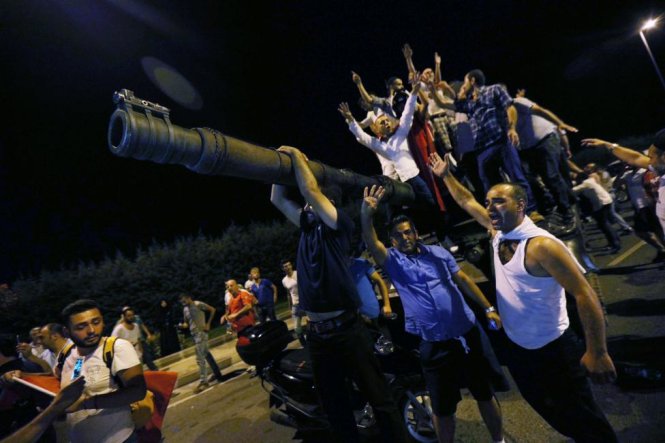 Nhiều người đã trèo lên các xe quân sự của phe đảo chính - Ảnh: REUTERS