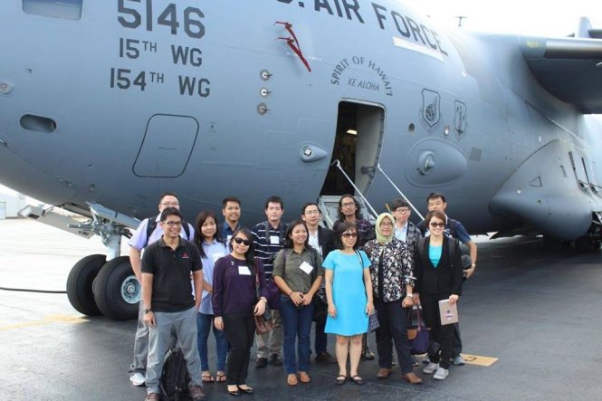 Nhóm nhà báo ASEAN chụp hình với máy bay vận tải C-17 của không quân Mỹ nhân Hội nghị thượng đỉnh Mỹ - ASEAN tại Sunnylands, California, tháng 2-2016. Rabiatul (thứ hai từ trái sang, hàng đầu), Nan Lwin (thứ hai từ trái sang, hàng sau) - Ảnh: Danielle Nicolai