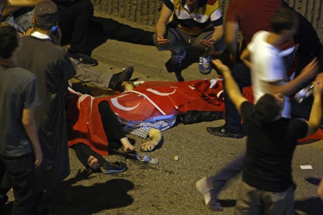 Ít nhất 47 dân thường ủng hộ chính phủ đã thiệt mạng. Trong ảnh: Thi thể của một người dân ủng hộ chính phủ trên đường phố Ankara được phủ quốc kỳ Thổ Nhĩ Kỳ - Ảnh: REUTERS