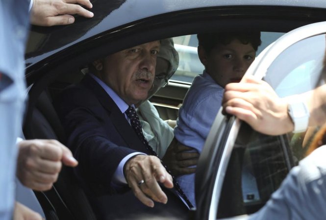 Tổng thống Erdogan, trước đó đang đi nghỉ mát cùng gia đình ở nước ngoài, đã bị kẹt tại sân bay Ataturk ở Istanbul khi xảy ra đảo chính - Ảnh: REUTERS