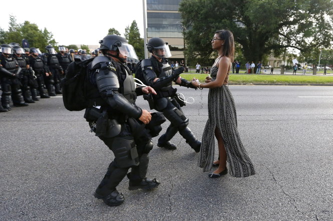 Cô Ieshia Evans đối mặt với cảnh sát chống bạo động ở Baton Rouge, bang Louisiana, ngày 9-7-2016 - Ảnh: Reuters