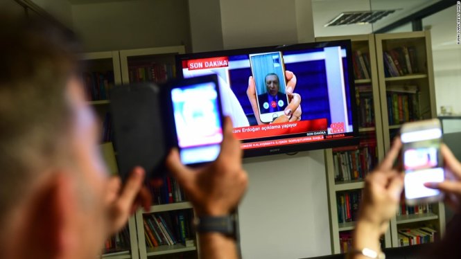 Ông Erdogan dùng Facetime, kêu gọi người dân ủng hộ chính phủ. Khoảng 12h (Việt Nam), Tổng thống Thổ Nhĩ Kỳ tuyên bố cuộc đảo chính đã bị dập tắt, tình hình được kiểm soát - Ảnh: CNN