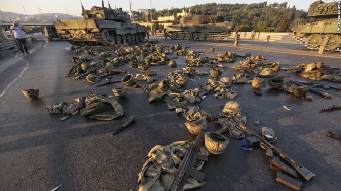 Binh sĩ tham gia đảo chính buông bỏ vũ khí, đầu hàng cảnh sát và người dân. Nhiều xe tăng, quân trang quân dụng bị quân đảo chính bỏ lại trên cầu Bosphorus - Ảnh: CNN