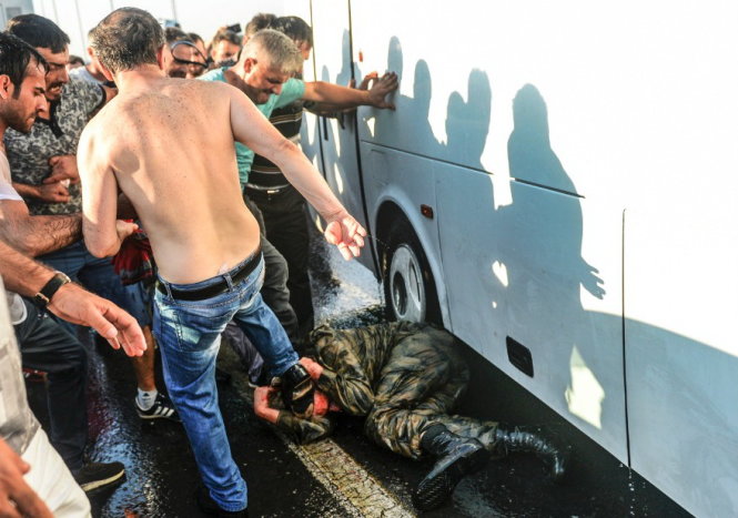 Nhiều binh sĩ tham gia đảo chính, sau khi đầu hàng đã bị người dân đánh đập - Ảnh: CNN