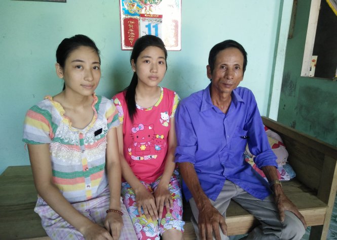Ông Đoàn Văn Thiện lo lắng hai đứa con gái út của mình phải nghỉ học vì hoàn cảnh khó khăn  - Ảnh: Nguyên Linh