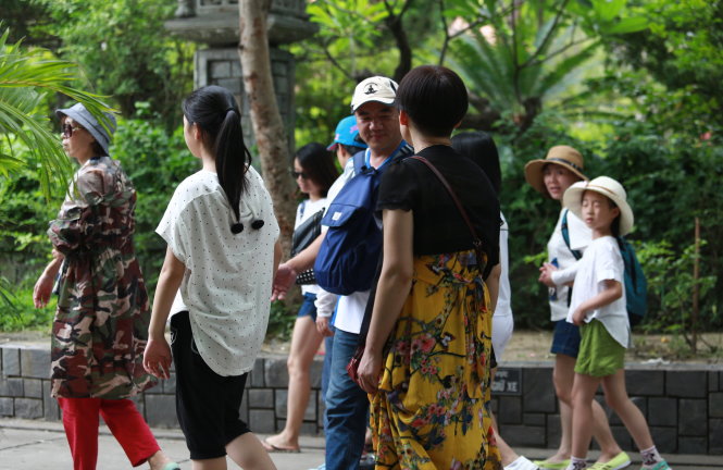 Hướng dẫn viên người Trung Quốc (đeo balô) hướng dẫn du lịch “chui” tại chùa Long Sơn, TP Nha Trang (Khánh Hòa) - Ảnh: TIẾN THÀNH