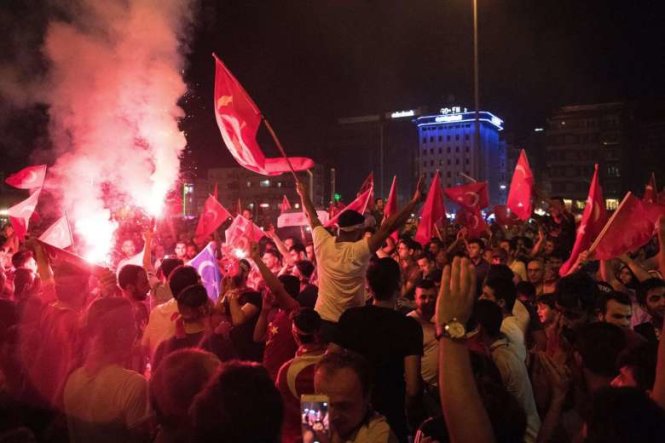 Người dân ủng hộ chính phủ của Tổng thống Erdogan đổ ra quảng trường Taksim, Istanbul ăn mừng ngày 17-7 - Ảnh: EPA