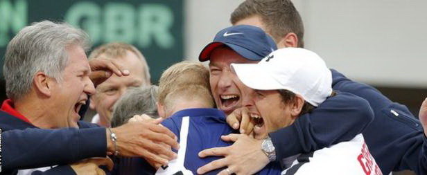 Đội tuyển quần vợt Anh ăn mừng chiến thắng trước Serbia. Ảnh: Getty Images
