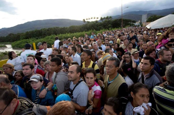 Người dân Venezuela ùn ùn đổ sang bên kia biên giới Colombia tìm mua nhu yếu phẩm khi chính phủ mở cửa biên giới - Ảnh: AP