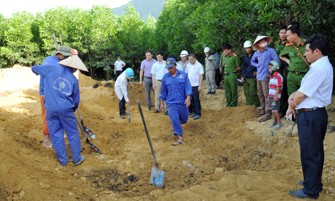 Cơ quan chức năng tiến hành khai quật 100 tấn chất thải của Formosa chôn trái phep