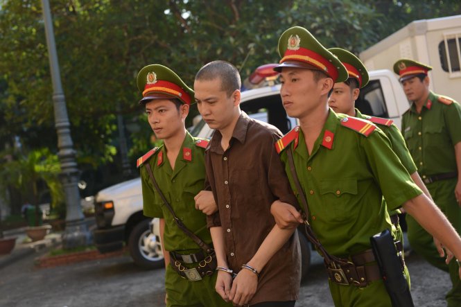 Nguyễn Hải Dương được dẫn giải tới tòa - Ảnh: Lê Phan