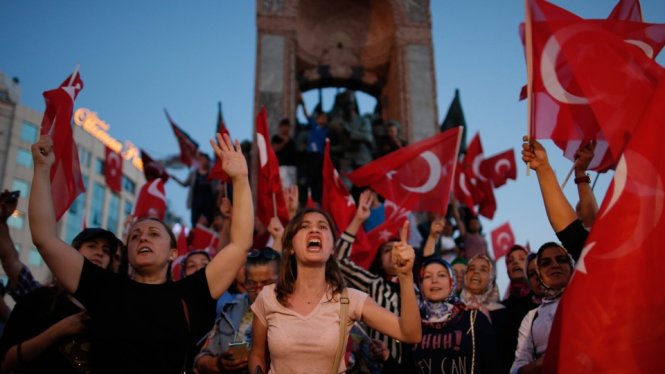 Người dân biểu tình ủng hộ chính phủ của ông Erdogan - Ảnh: AP
