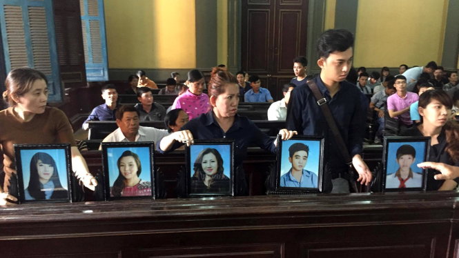 Gia đình nạn nhân đến dự tòa cùng di ảnh các nạn nhân bị giết hại trong vụ án