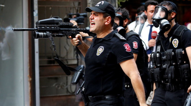 Cảnh sát Thổ Nhĩ Kỳ đang được tăng cường tại Istanbul sau cuộc đảo chính bất thành của quân đội - Ảnh: REUTERS
