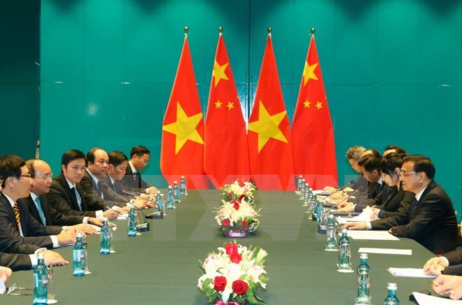 Thủ tướng Chính phủ Nguyễn Xuân Phúc gặp song phương Thủ tướng Trung Quốc Lý Khắc Cường bên lề Hội nghị Cấp cao Á-Âu lần thứ 11 - Ảnh: TTXVN