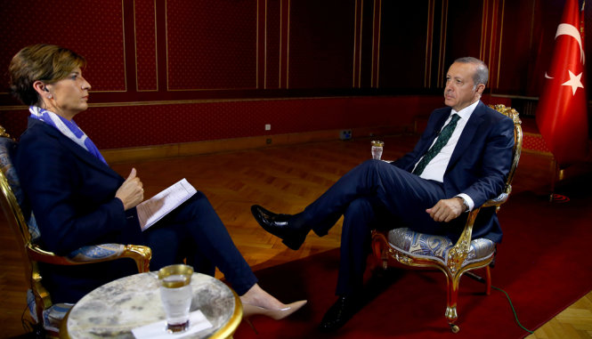 Tổng thống Erdogan (phải) trong cuộc phỏng vấn độc quyền với CNN - Ảnh: REUTERS