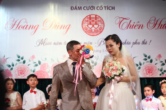 Sáng nay 8-5, một đám cưới đặc biệt đã được tổ chức tại Viện Huyết học và truyền máu T.Ư cho cô dâu Thiên Hương, 36 tuổi, bệnh nhân mắc tan máu bẩm sinh, và chú rể Hoàng Dũng, 40 tuổi, hoàn toàn khỏe mạnh.