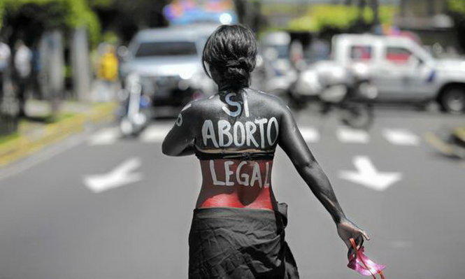 Một phụ nữ ở El Salvador đang kêu gọi bỏ án tù đối với phụ nữ phá thai - Ảnh: AP